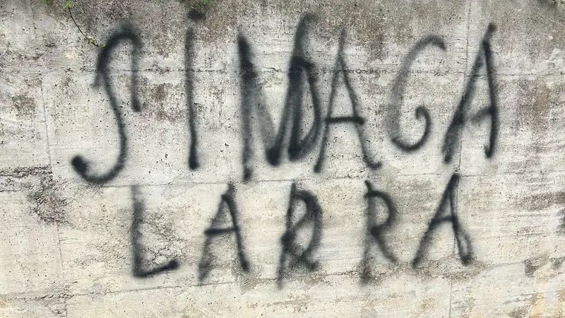 Una delle scritte apparse a Passirano - © www.giornaledibrescia.it