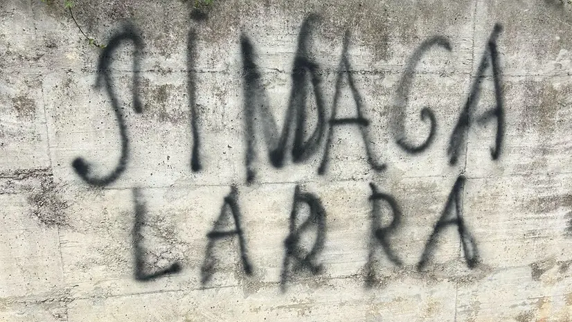 Una delle scritte apparse a Passirano - © www.giornaledibrescia.it