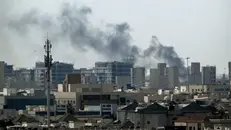 Una colonna di fumo causata da un drone iraniano a Doha - Foto Ansa/Afp © www.giornaledibrescia.it