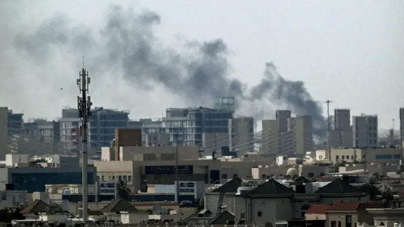 Una colonna di fumo causata da un drone iraniano a Doha - Foto Ansa/Afp © www.giornaledibrescia.it