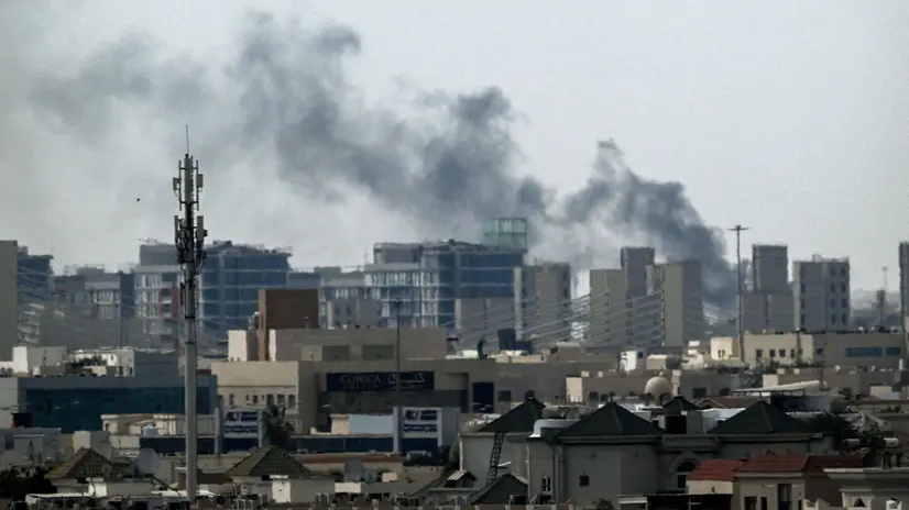 Una colonna di fumo causata da un drone iraniano a Doha - Foto Ansa/Afp © www.giornaledibrescia.it