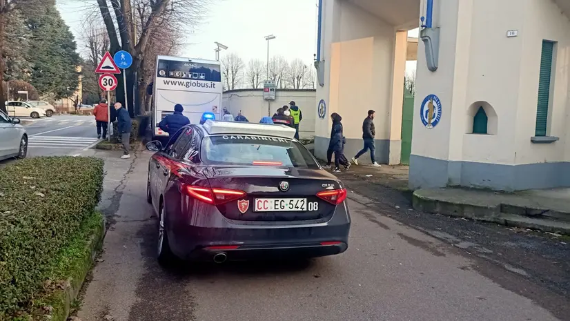 Carabinieri all'esterno dello stadio della Pro Palazzolo - © www.giornaledibrescia.it