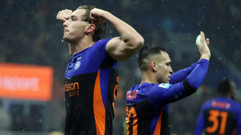 Esposito mostra i muscoli: l'esultanza è già un marchio di fabbrica - Foto Ansa © www.giornaledibrescia.it