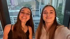 Claudia Bignotti e Vittoria Di Mezza, studentesse bresciane bloccate a Singapore