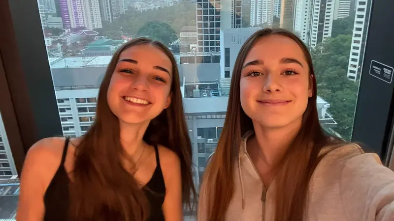 Claudia Bignotti e Vittoria Di Mezza, studentesse bresciane bloccate a Singapore