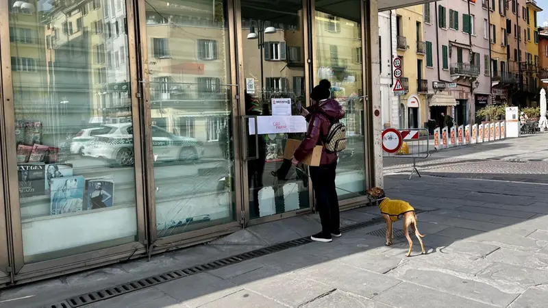 La vetrina dell'edicola di piazza Rovetta - © www.giornaledibrescia.it