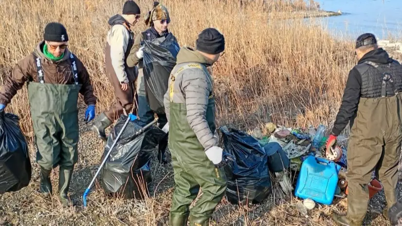 Volontari in campo durante l'ultima pulizia delle Lamette