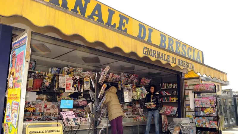 Un'edicola aperta (archivio) - © www.giornaledibrescia.it