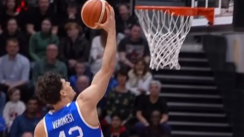 Un appoggio a canestro nel match di New Castle