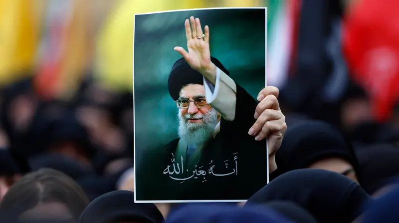 Supporter di Hezbollah a Beirut mostrano una foto dell'ex guida suprema iraniana - Foto Ansa © www.giornaledibrescia.it