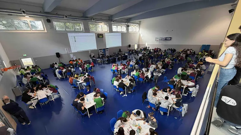 Concentrazione massima ai tavoli durante la Disfida