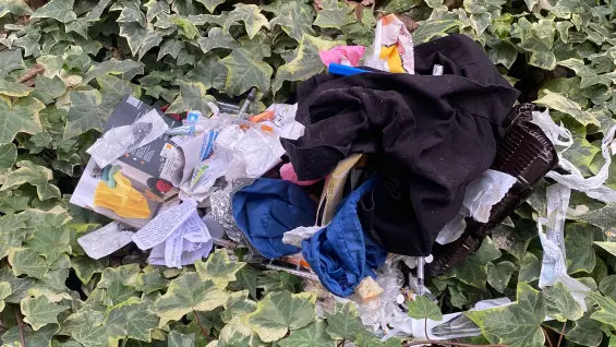 Vestiti abbandonati - © www.giornaledibrescia.it