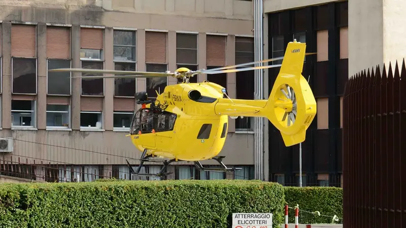 Eliambulanza in fase di atterraggio al Civile - © www.giornaledibrescia.it