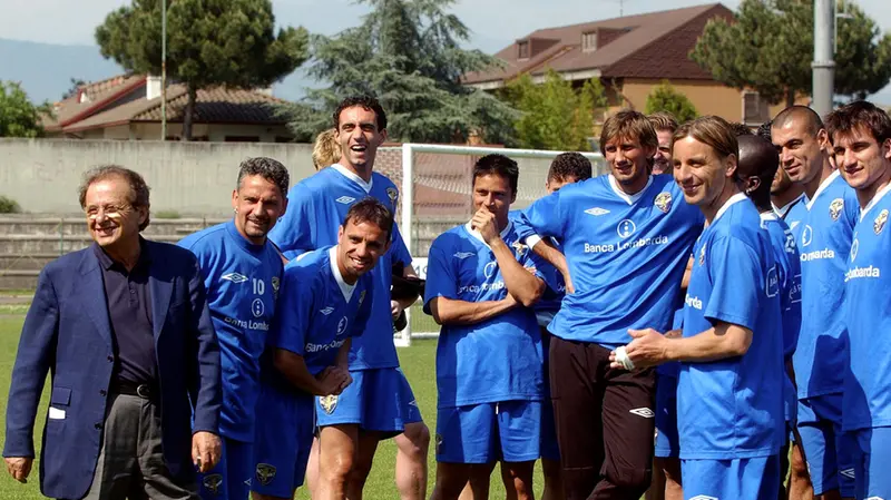 Gino Corioni durante un ritiro estivo con quelli che chiamava "i miei ragazzi"