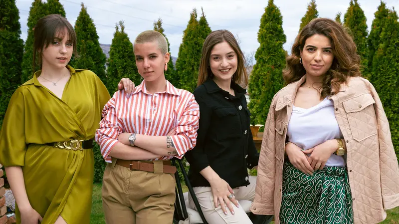 Le ragazze Gen Z sono le prime vere native digitali