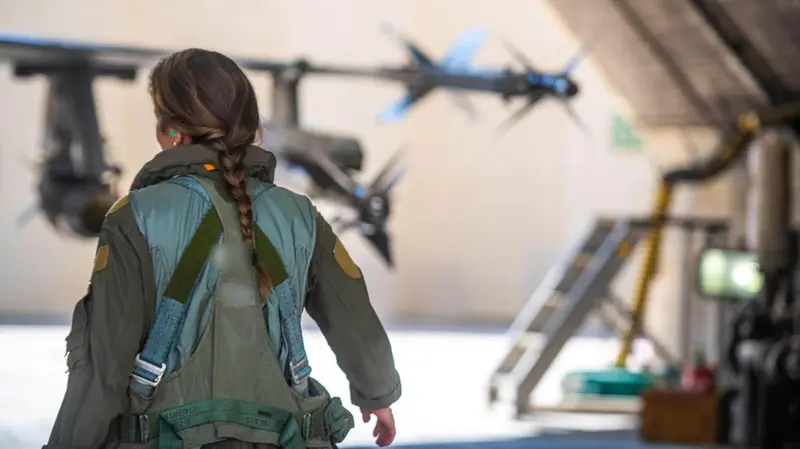 Una delle trenta donne pilota di caccia e navigatrici che stanno partecipando ai raid aerei in Iran - Foto Ansa © www.giornaledibrescia.it