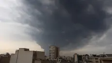 Fumo nero dalla raffineria di petrolio di Teheran dopo l'attacco aereo di ieri sera a Teheran