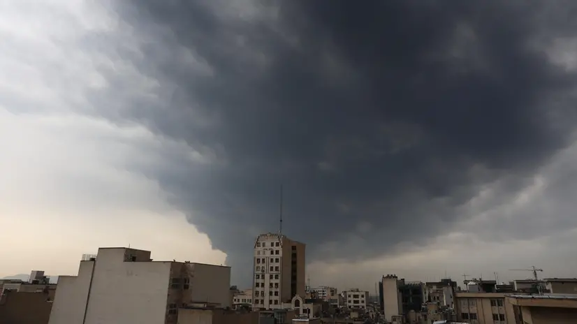 Fumo nero dalla raffineria di petrolio di Teheran dopo l'attacco aereo di ieri sera a Teheran