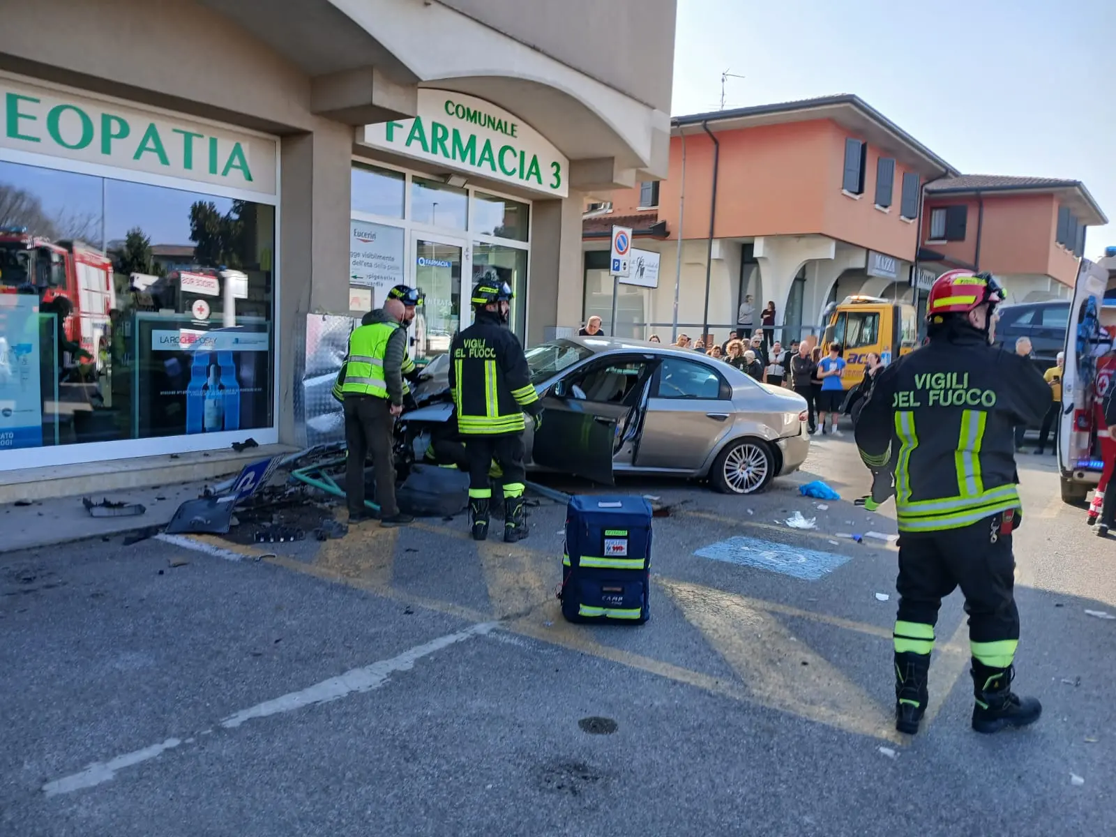 Incidente a Ghedi: auto si schianta nella vetrina della farmacia