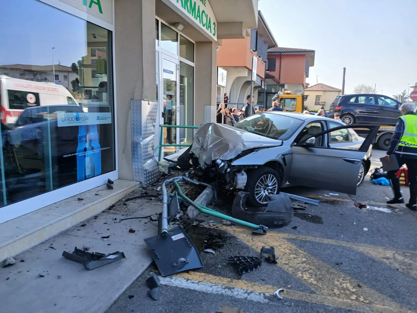 Incidente a Ghedi: auto si schianta nella vetrina della farmacia