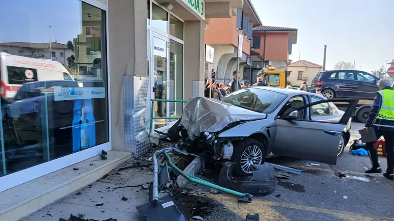 Incidente a Ghedi: auto si schianta nella vetrina della farmacia