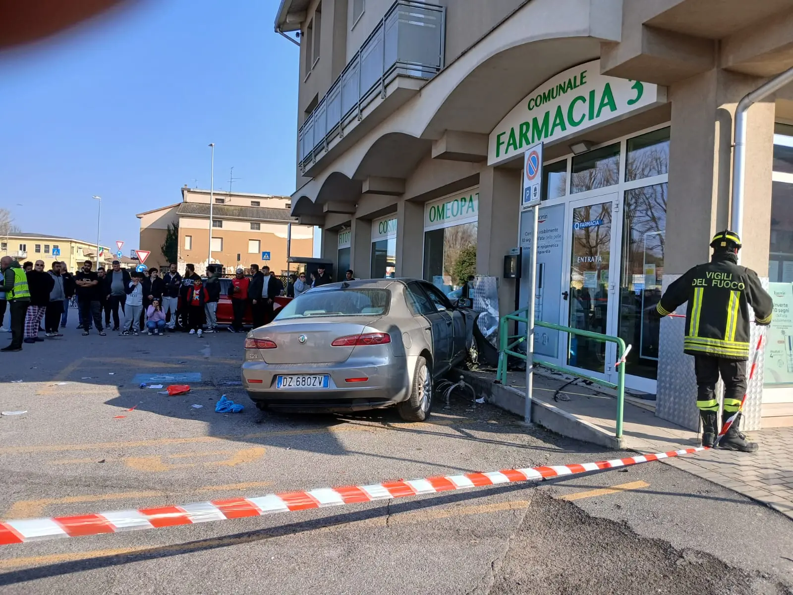 Incidente a Ghedi: auto si schianta nella vetrina della farmacia