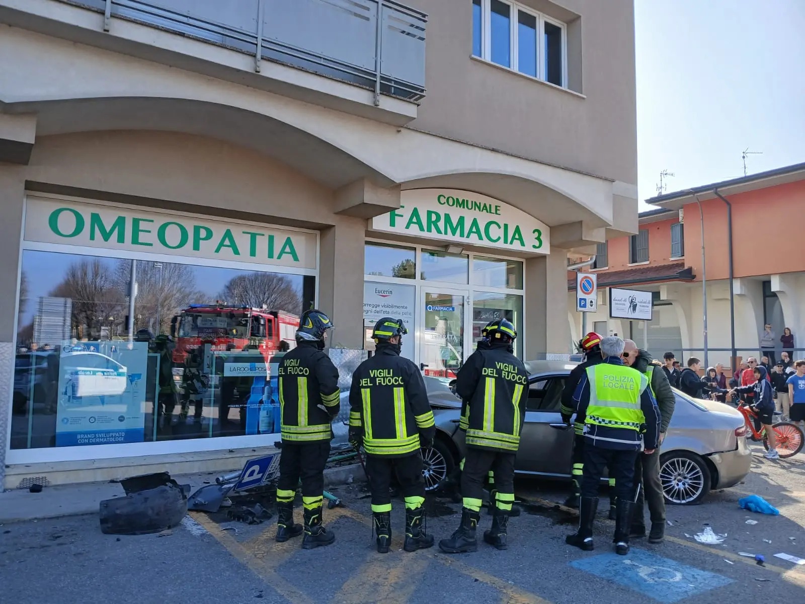 Incidente a Ghedi: auto si schianta nella vetrina della farmacia