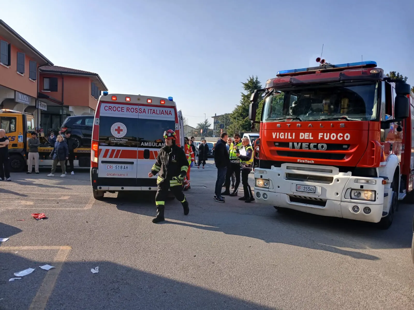 Incidente a Ghedi: auto si schianta nella vetrina della farmacia