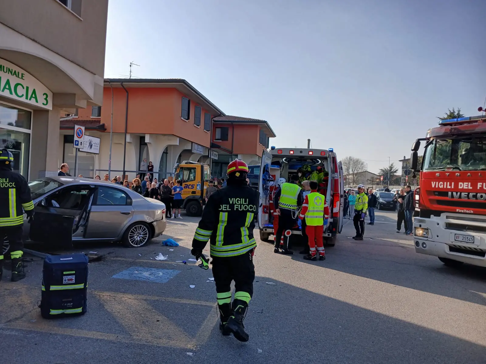 Incidente a Ghedi: auto si schianta nella vetrina della farmacia