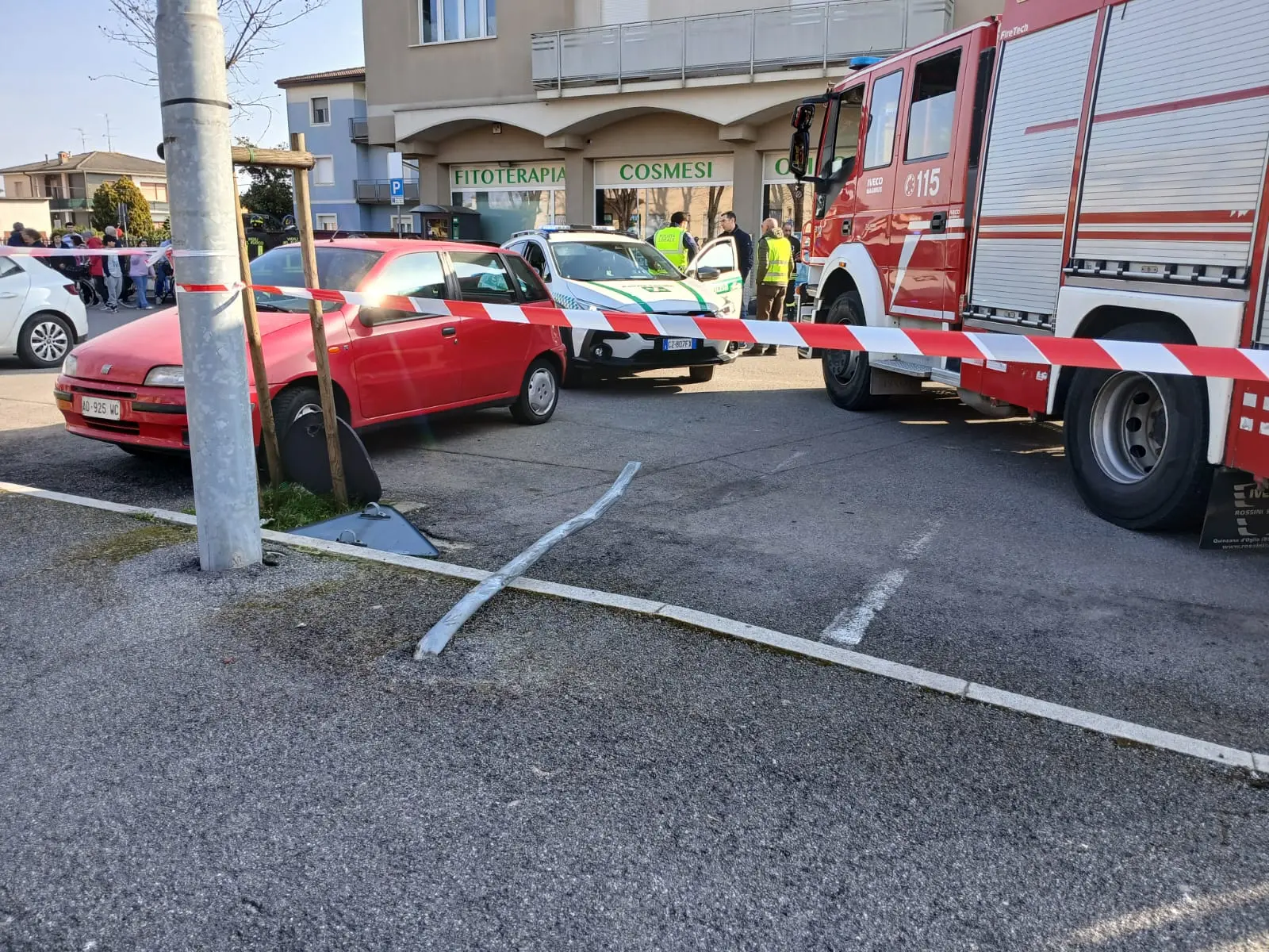 Incidente a Ghedi: auto si schianta nella vetrina della farmacia