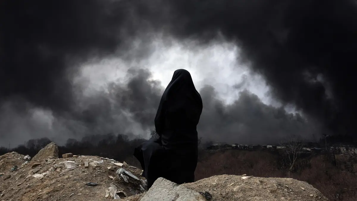 Una donna osserva l'effetto dei bombardamenti su Teheran - Foto Ansa/Epa/Abedin Taherkenareh © www.giornaledibrescia.it