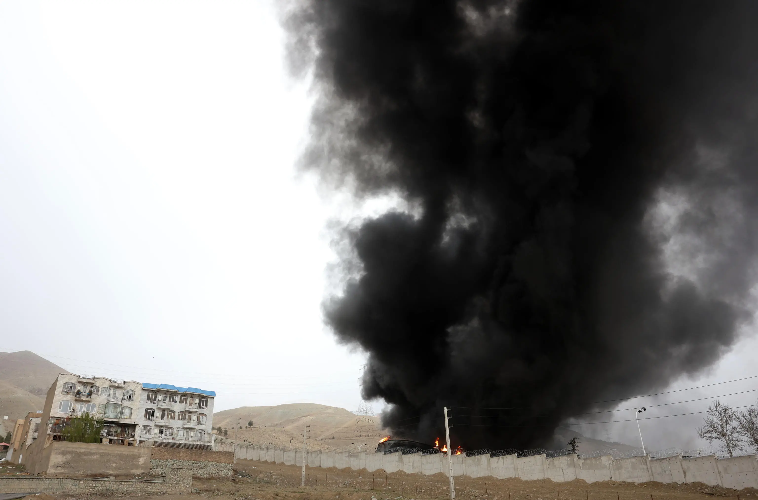 Iran, nel cielo di Teheran «nuvole nere e piogge acide cariche di petrolio