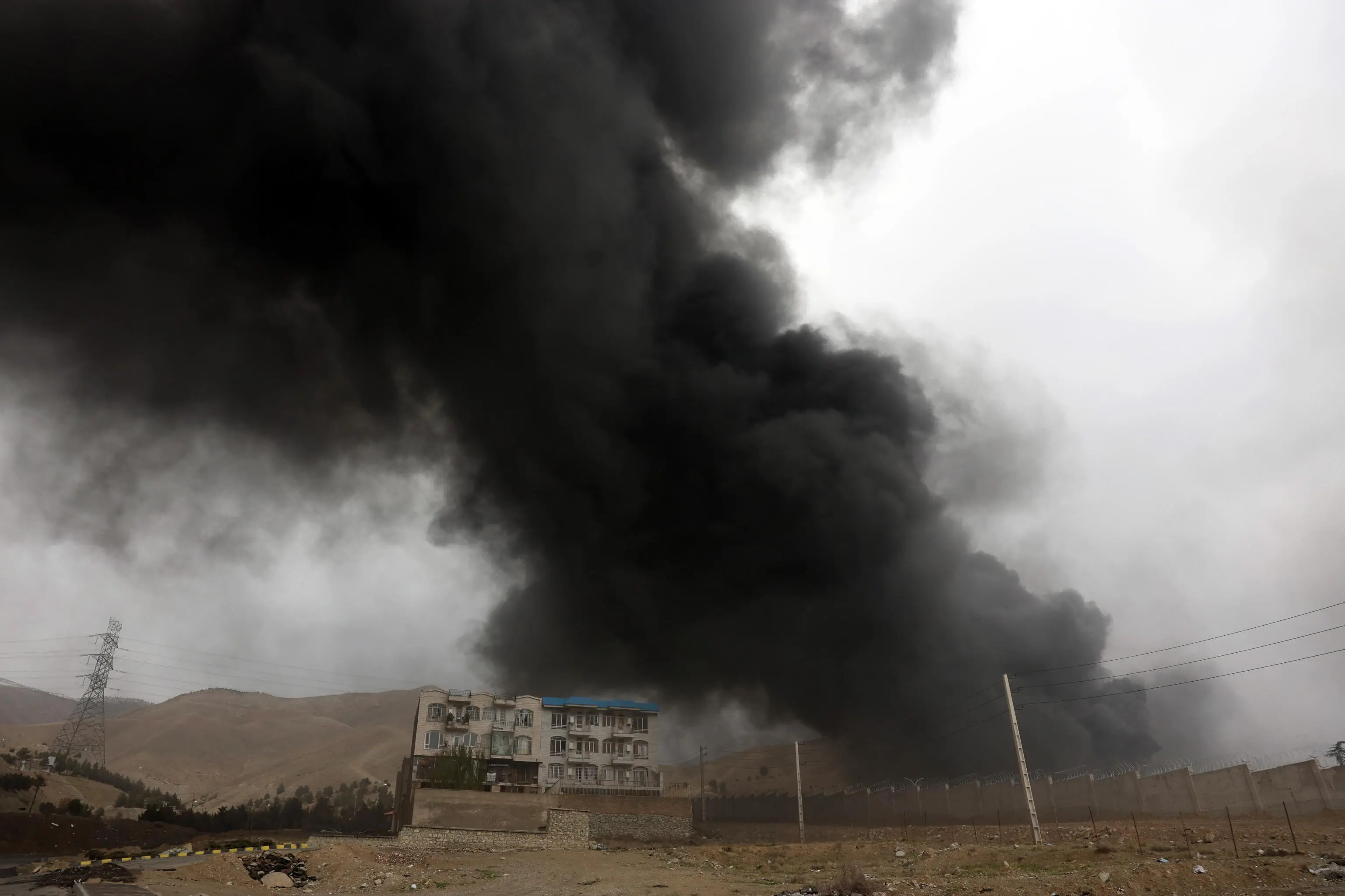 Iran, nel cielo di Teheran «nuvole nere e piogge acide cariche di petrolio