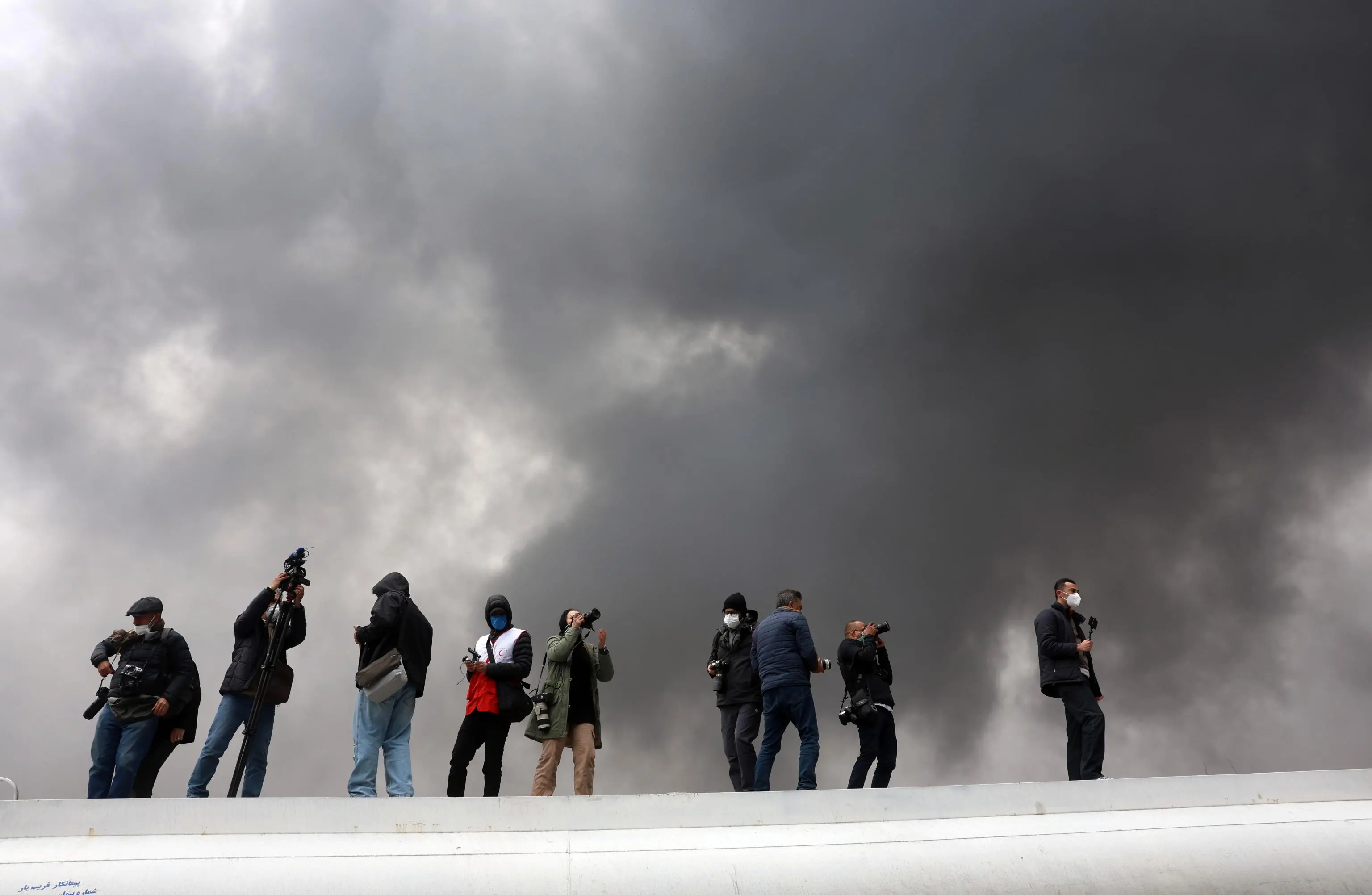 Iran, nel cielo di Teheran «nuvole nere e piogge acide cariche di petrolio