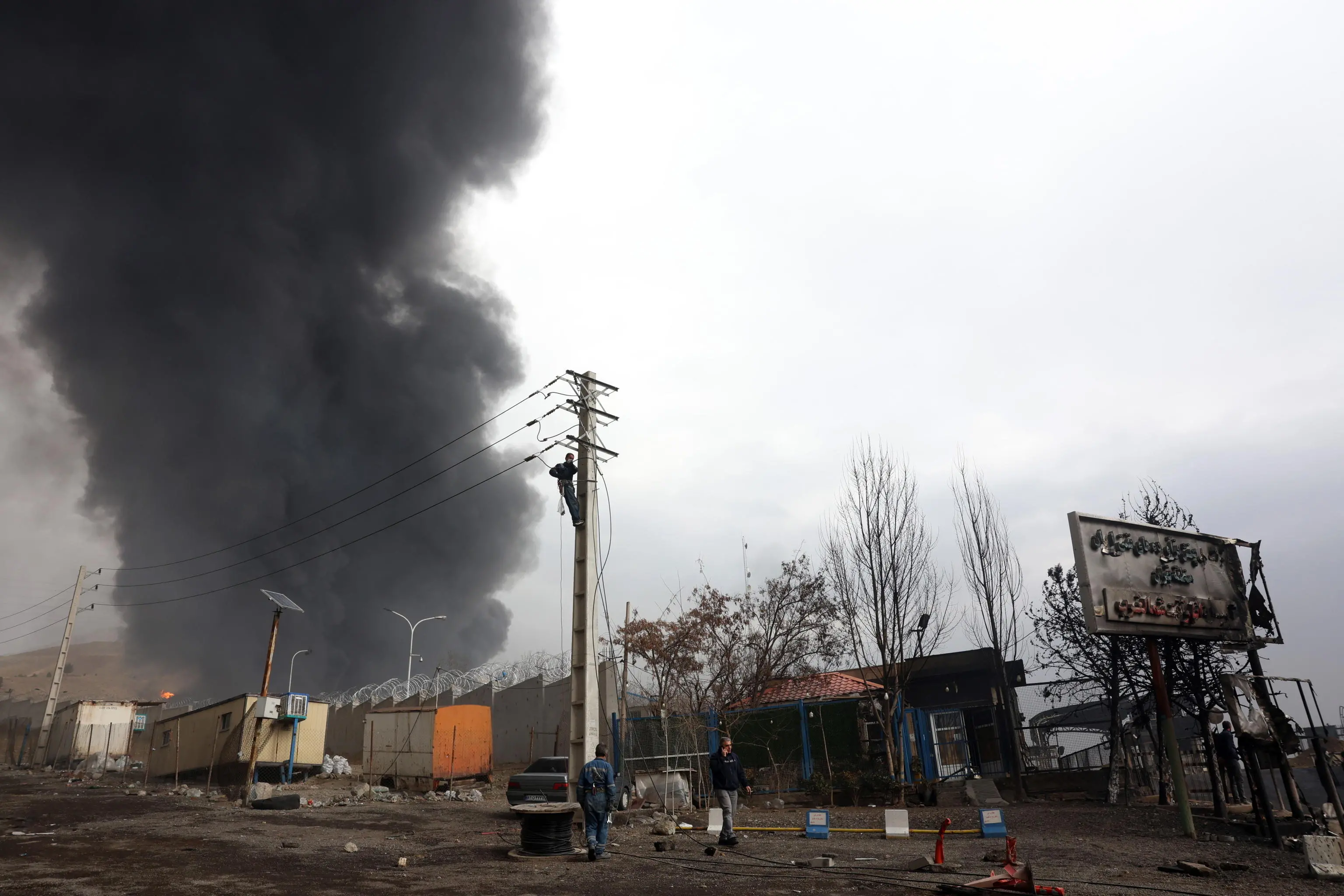 Iran, nel cielo di Teheran «nuvole nere e piogge acide cariche di petrolio