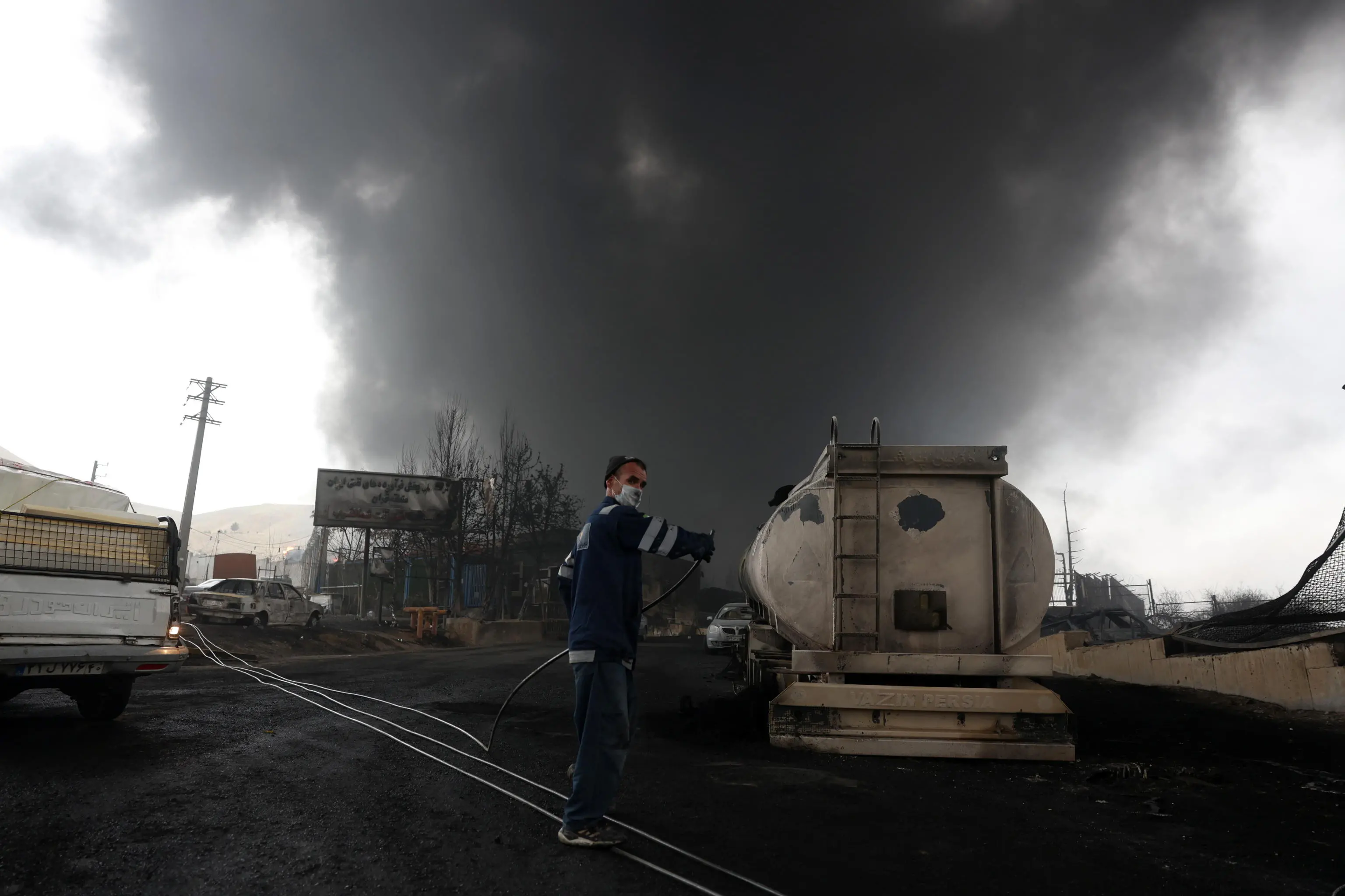 Iran, nel cielo di Teheran «nuvole nere e piogge acide cariche di petrolio