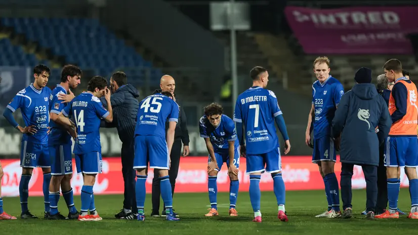 La delusione di tutta la squadra al termine del match con la Triestina - Foto New Reporter Comincini © www.giornaledibrescia.it