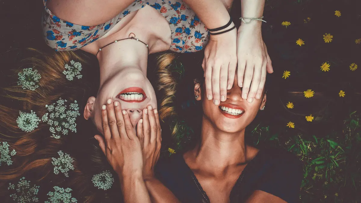 Essere donna, nell'epoca della parità apparente, non è sempre semplice