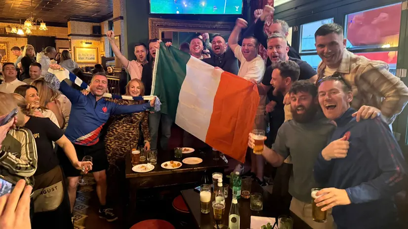 Gli irlandesi al pub dopo aver corso la maratona