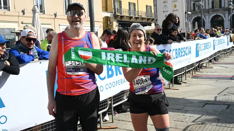 Due runner della squadra irlandese all'arrivo - Foto New Reporter Favretto © www.giornaledibrescia.it