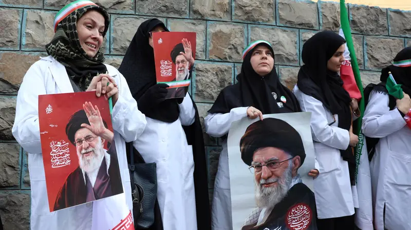 Donne con la fotografia di Ali Khamenei - Foto Ansa/Epa/Abedin Taherkenareh © www.giornaledibrescia.it