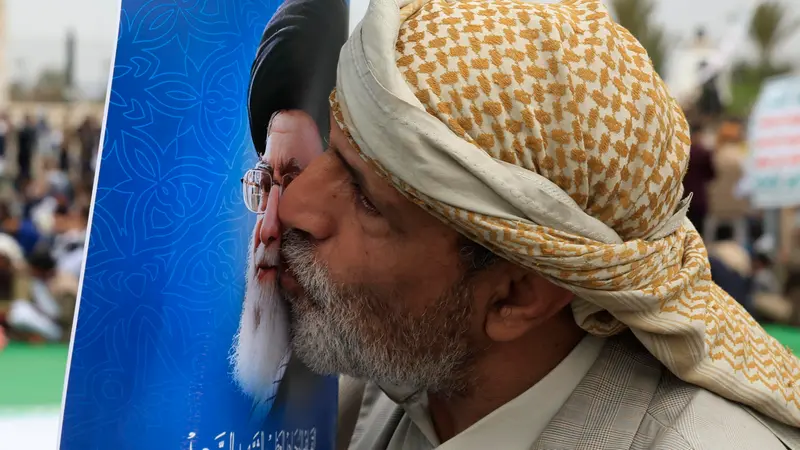 Un sostenitore bacia la foto di Khamenei - Foto Ansa/Epa/Yahya Arhab © www.giornaledibrescia.it