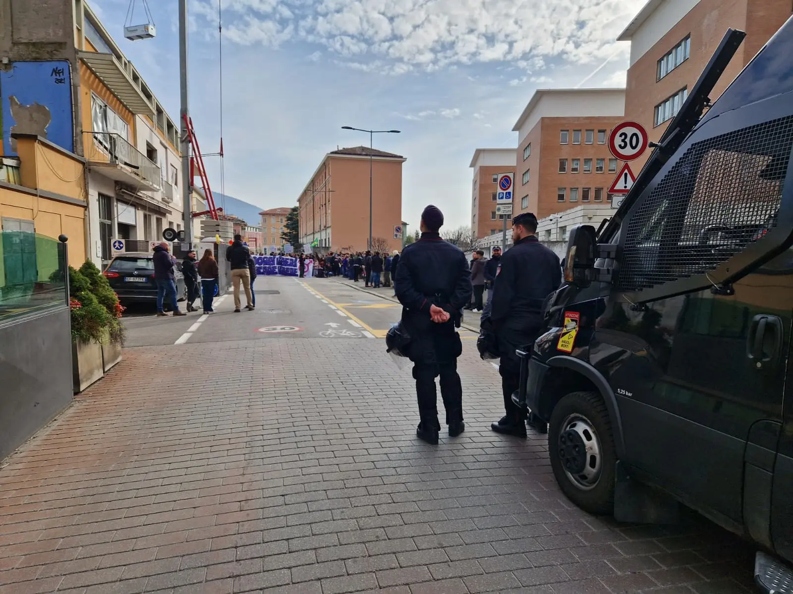 Il corteo dei manifestanti davanti al Tribunale di Brescia