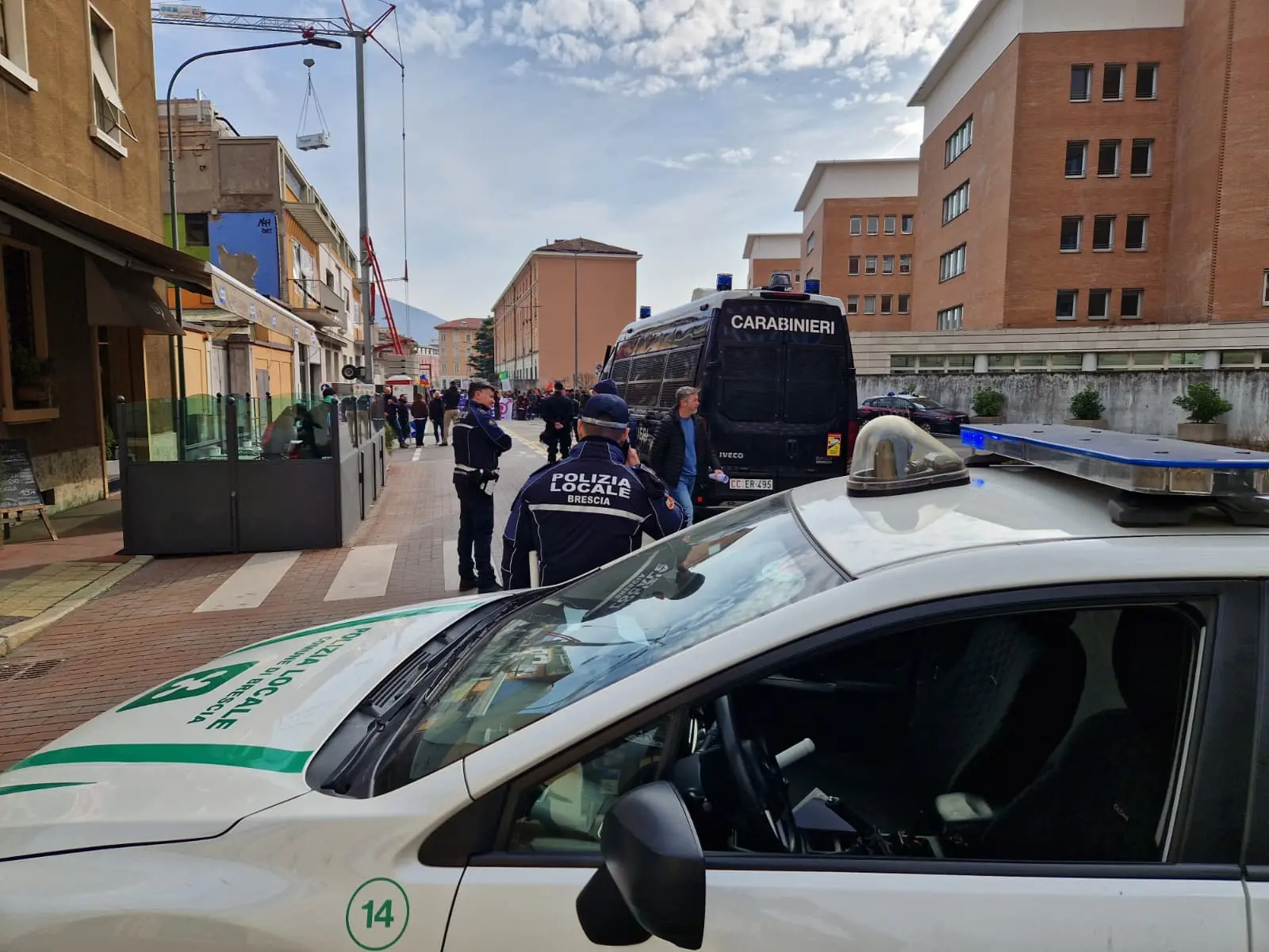 Il corteo dei manifestanti davanti al Tribunale di Brescia