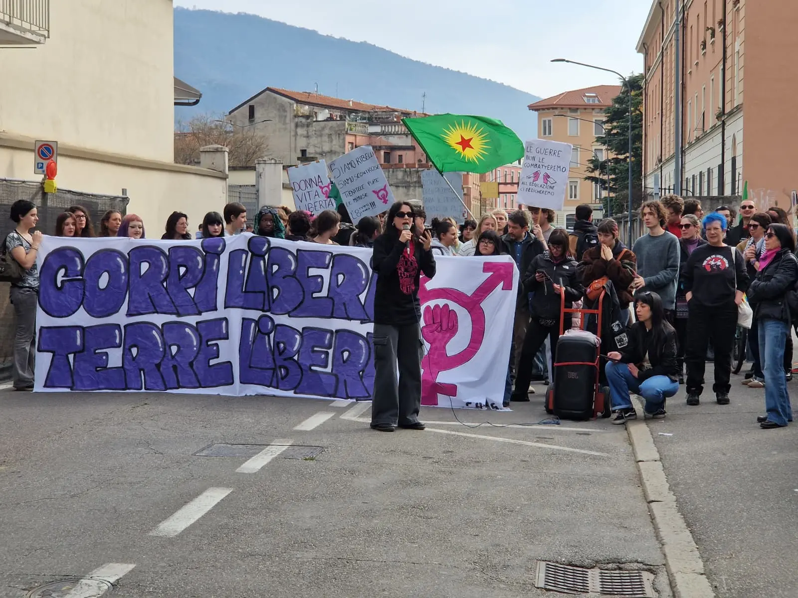 Il corteo dei manifestanti davanti al Tribunale di Brescia
