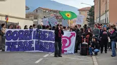 Il corteo dei manifestanti davanti al Tribunale di Brescia