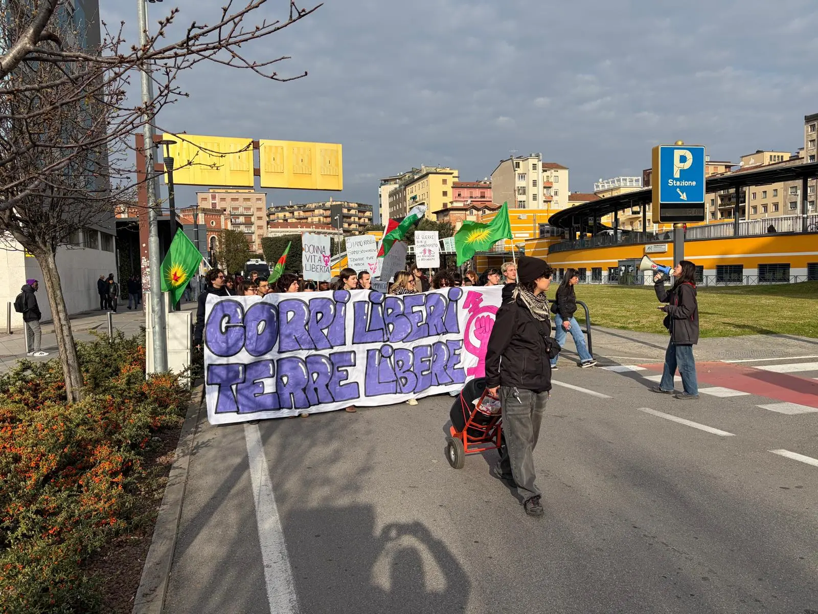 Il corteo dei manifestanti davanti al Tribunale di Brescia