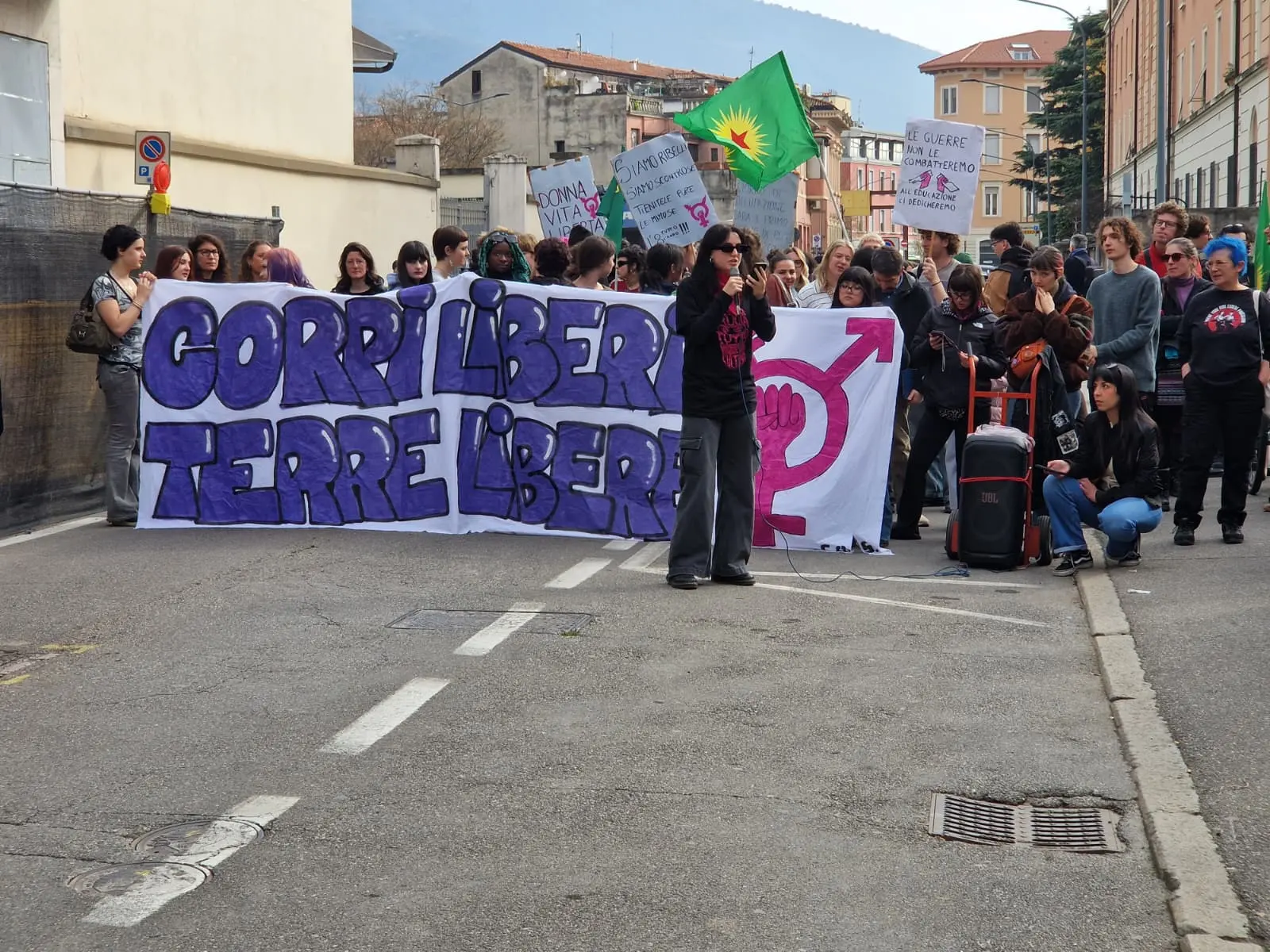 Il corteo dei manifestanti davanti al Tribunale di Brescia