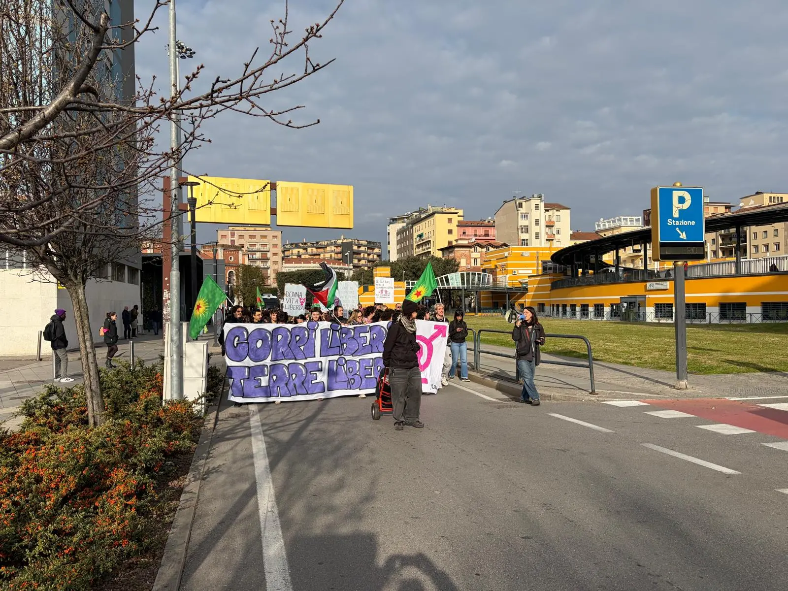 Il corteo dei manifestanti davanti al Tribunale di Brescia