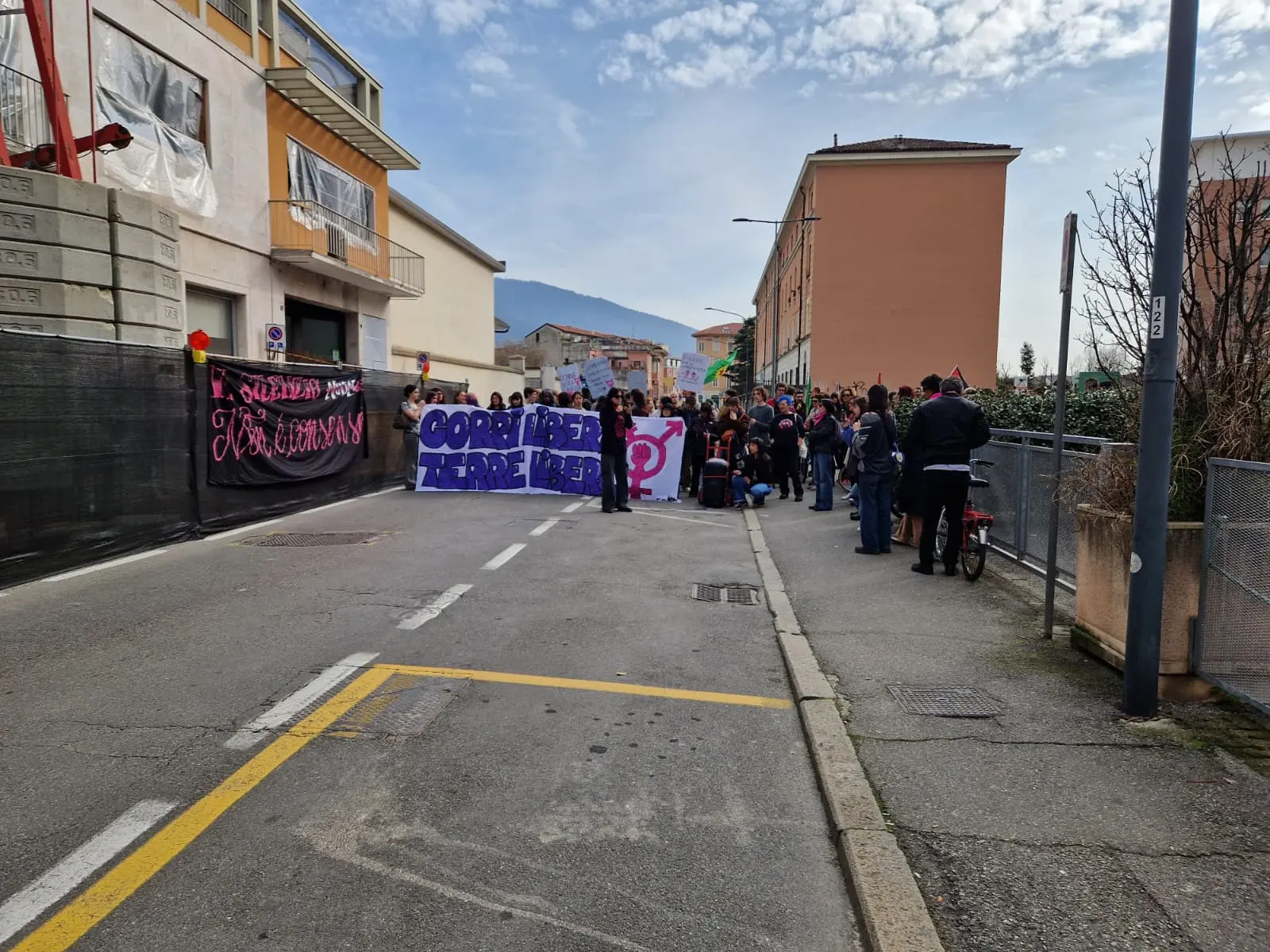 Il corteo dei manifestanti davanti al Tribunale di Brescia